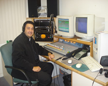 El Padre Beto desarrollando el programa de Radio Maria Luz Divina